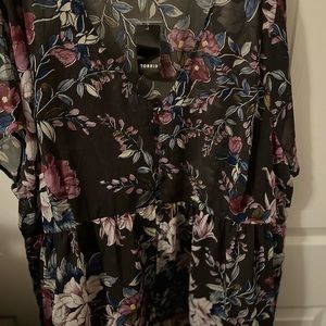 NWT Sz 4 Grey Floral Torrid top